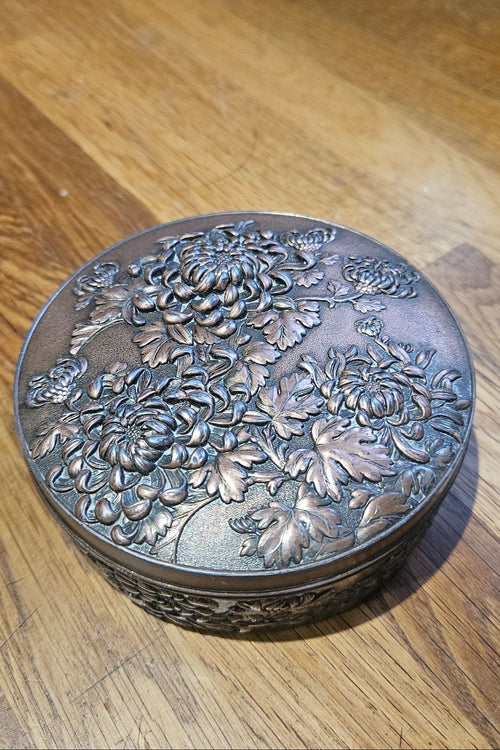 Top view of Lid of Antique Bronze‑Tone Chrysanthemum Metal Lidded Box c.1890–1930 Japanese Meiji Taisho Style